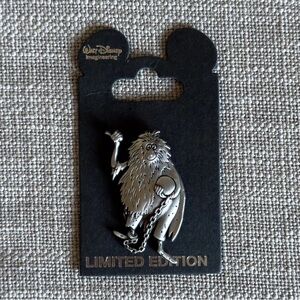 WDI Haunted Mansion Hitchhiking Ghosts Sculpted Metal Series Silver Gus LE 250